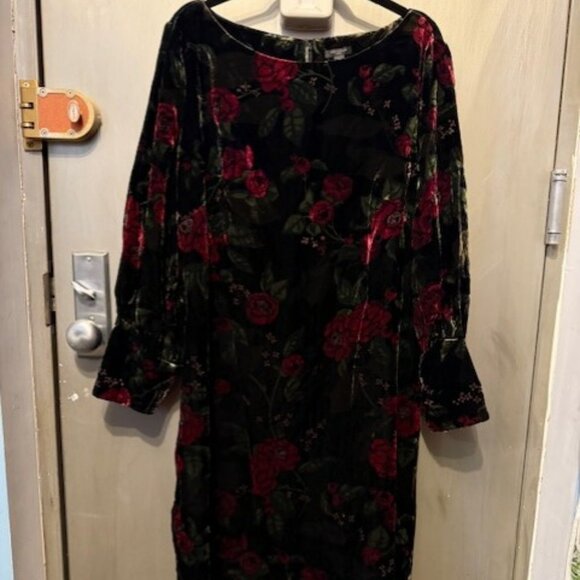 Velvet Floral with bateau neckline Puff Sleeve Shift Dress with Bishop Sleeves - Picture 4 of 16